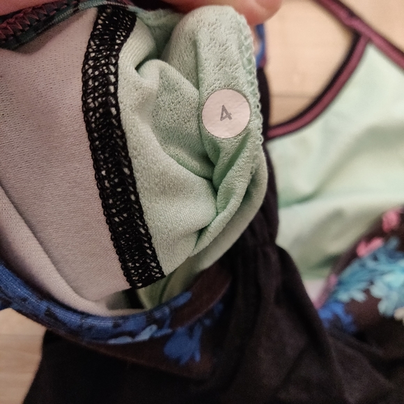 Size 4 Lululemon No limits tank - Picture 4 of 11